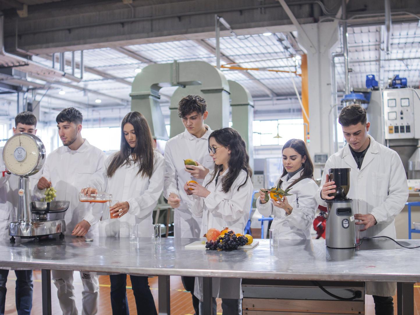Studenti ITS Tech & Food al lavoro in un laboratorio alimentare